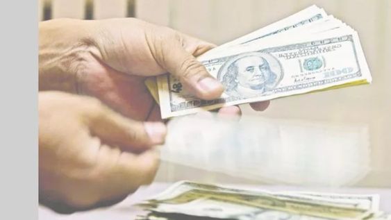 Con el aumento del dólar en el mercado bursátil, se abre la posibilidad de comprar y vender divisas en un mercado y otro y hacer una buena diferencia de dinero.