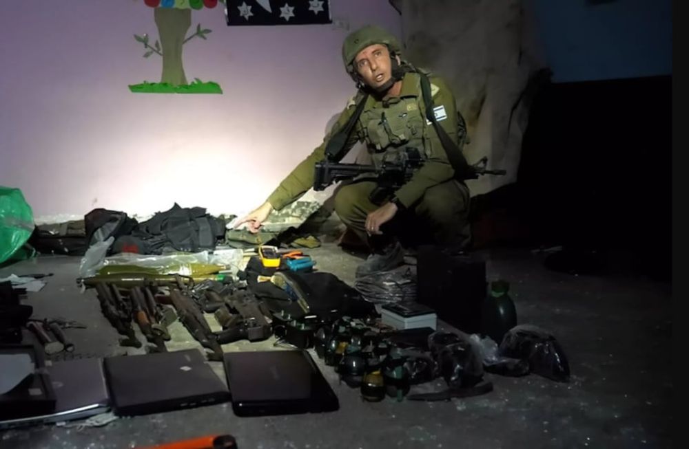 El Contraalmirante de las FDI, Daniel Hagari, mostrando en video las armas, ropas, mamaderas y pañales encontrados en túneles bajo un hospital infantil al norte de Gaza, donde Hamás habría tenido a los rehenes.