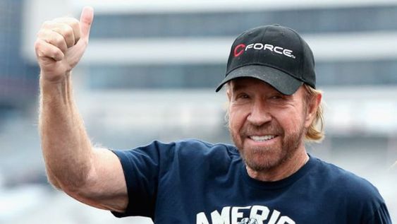 Chuck Norris compartió un tuit explicando que él no es el hombre que aparece en las fotos del ataque al Capitolio estadounidense.