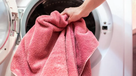 El mejor truco de limpieza para quitar el olor a humedad de las toallas