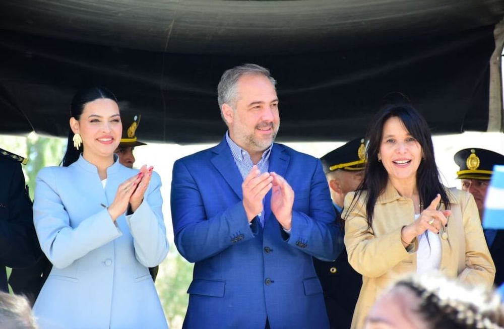 Los intendentes Flor Destéfanis (Santa Rosa) y Matías Stevanato (Maipú), con la senadora Mercedes Derrache (PJ). Foto: Prensa Santa Rosa