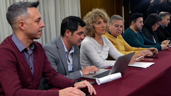 Paritarias de la SaludGobierno provincial mantiene reuniones paritarias hoy con la Asociación Mendocina de Profesionales de la Salud (Ampros), con el fracaso en las negociaciones salariales con el Sindicato Unido de Trabajadores de la Educación (SUTE) y la Asociación de Trabajadores del Estado (ATE) como antecedentes. La reunión arrancó minutos después de las 9 en el Centro de Congreso y Exposiciones. También habrá encuentros para discutir salarios con los gremios de los empleados de Juegos y Casinos; así como también Judiciales.Foto: Orlando Pelichotti / Los Andes