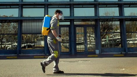 Los Andes | Tras recibir el llamado con dudas y una vez que el hisopado da positivo, se aisla a pacientes y contactos y se desinfectan las áreas donde se hayan desenvuelto Foto: Orlando Pelichotti / Los Andes