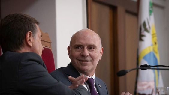 Durante el mediodía de este viernes, el gobernador Rodolfo Suárez estuvo presente en el acto de apertura del Año Judicial, en el que ofreció un discurso al igual que Dalmiro Garay, presidente de la Suprema Corte de Mendoza. Fue en el salón de actos de Tribunales provinciales. Foto: Ignacio Blanco / Los Andes