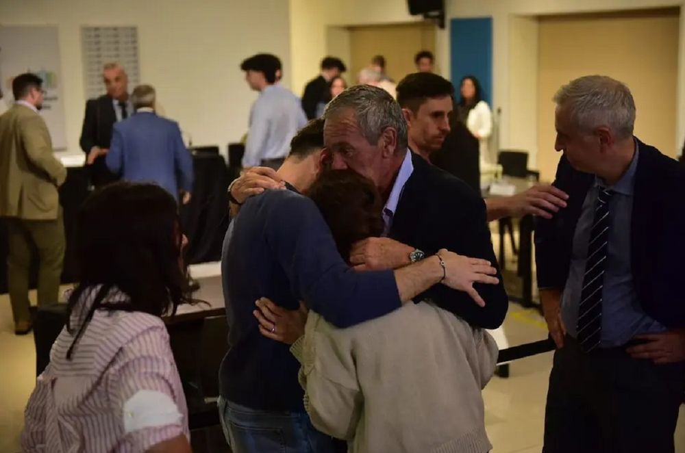 El abrazo del abogado de la familia Macarrón con los hijos de Nora Dalmasso