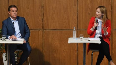 Los Andes | Los candidatos a gobernador Rodolfo Suarez junto a Anabel Fernandez Sagasti, en 2019 en el debate de la Universidad Maza junto a Diario Los Andes. Hoy radicales y peronistas prefieren no debatir.