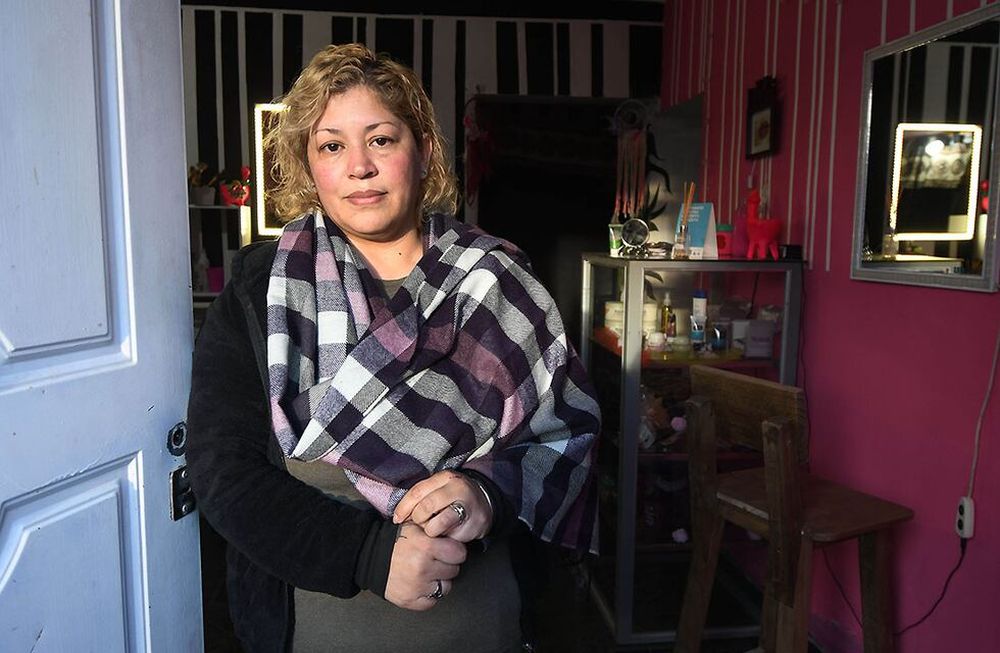 Elizabeth tiene cuatro hijos, a quienes cría sola. No le sobra nada pero sabe que con su ayuda puede hacer mucho. Foto: José Gutiérrez / Los Andes