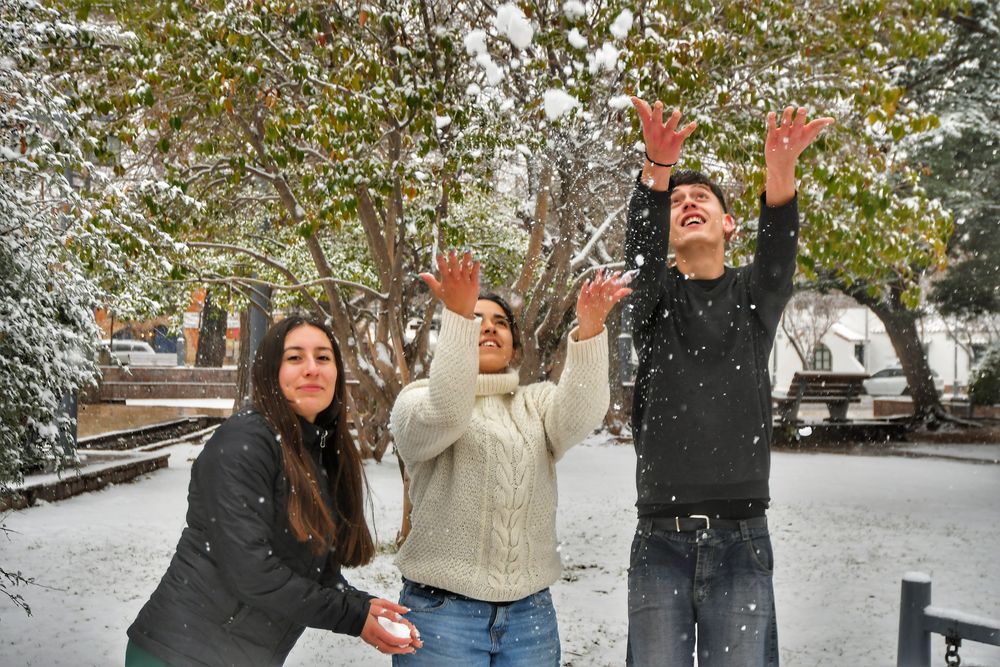 Postales que deja la nieve en Chacras de Coria. Foto: Daniel Caballero / Los Andes.