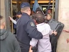 Incidentes en el ingreso del Poder Judicial, entre manifestantes de Judiciales y la policía.