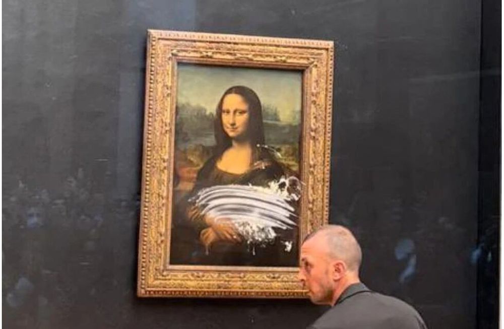 Una de las obras más reconocidas del mundo ubicada en el Museo del Louvre fue víctima de un atentado por parte de una persona que se trasladaba en silla de ruedas.