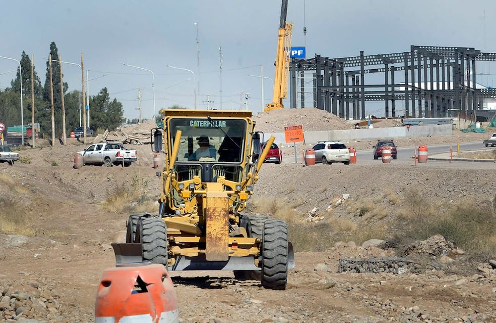 Continúan las obras de la Ruta 82 a la altura de Chacras de Coria, se extiende desde la rotonda de la calle Ugarte hasta la bajada de los caracoles, en Luján de Cuyo.Foto: Orlando Pelichotti