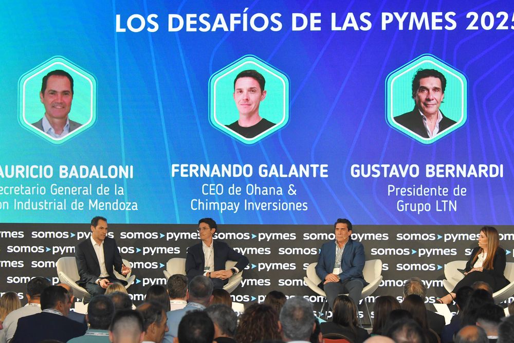 Mendoza Sanayi Birliği Genel Sekreteri Mauricio Badaloni, Ohana & Chimpay Investments CEO'su Fernando Galante, Grupo LNT Başkanı Gustavo Bernardi ve sunum yapan kişi olarak Diario Los Andes Ekonomi ve İşletme Editörü Soledad González.