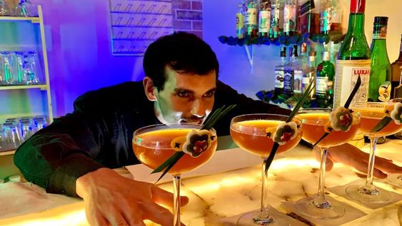 Jonny Piccolo (30) y sus 5 copas de Barrilete cósmico, el cóctel con el que clasificó a los Panamericanos de Coctelería a disputarse en Colombia.