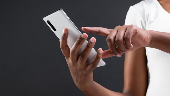 Qué significa revisar el celular aunque no haya notificaciones, según la psicología