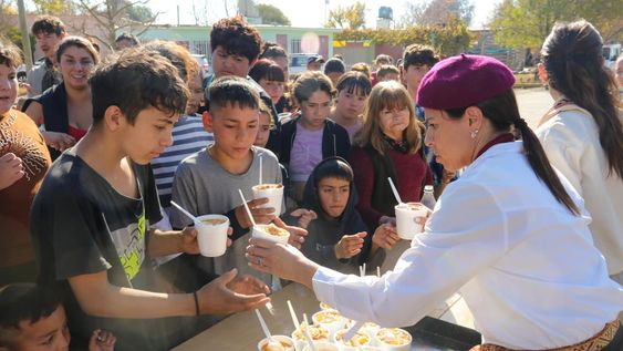 Un locro multitudinario unió a empresas y voluntarios en Las Heras