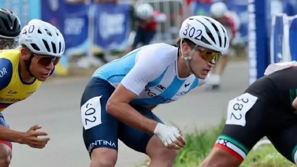 Benjamín Gader y Ken Kuwada celebran el histórico 1-2 argentino en los 5.000 metros de los Juegos Suramericanos Santa Fe 2026.