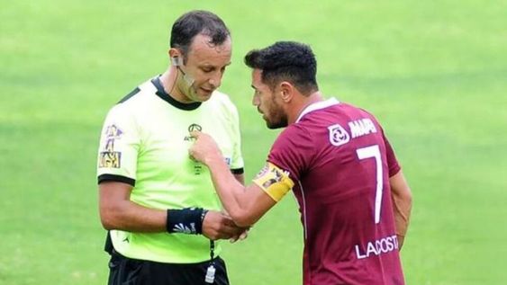 El Laucha Acosta (Lanus) amenazó al árbitro Darío Herrera y fue sancionado por 8 fechas. Ahora, tras la reducción podrá volver frente a Tigre.