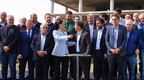 El abrazo entre la intendenta de Santa Rosa, Flor Destéfanis, y el gobernador Axel Kicillof
