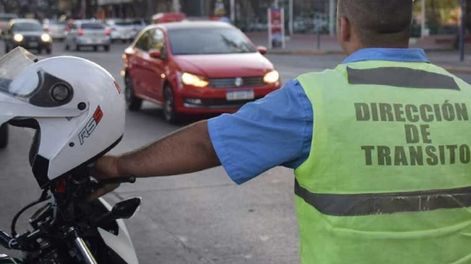 Ciudad sigue multando a conductores que dejan autos en doble fila en escuelas: qué hacen los otros municipios
