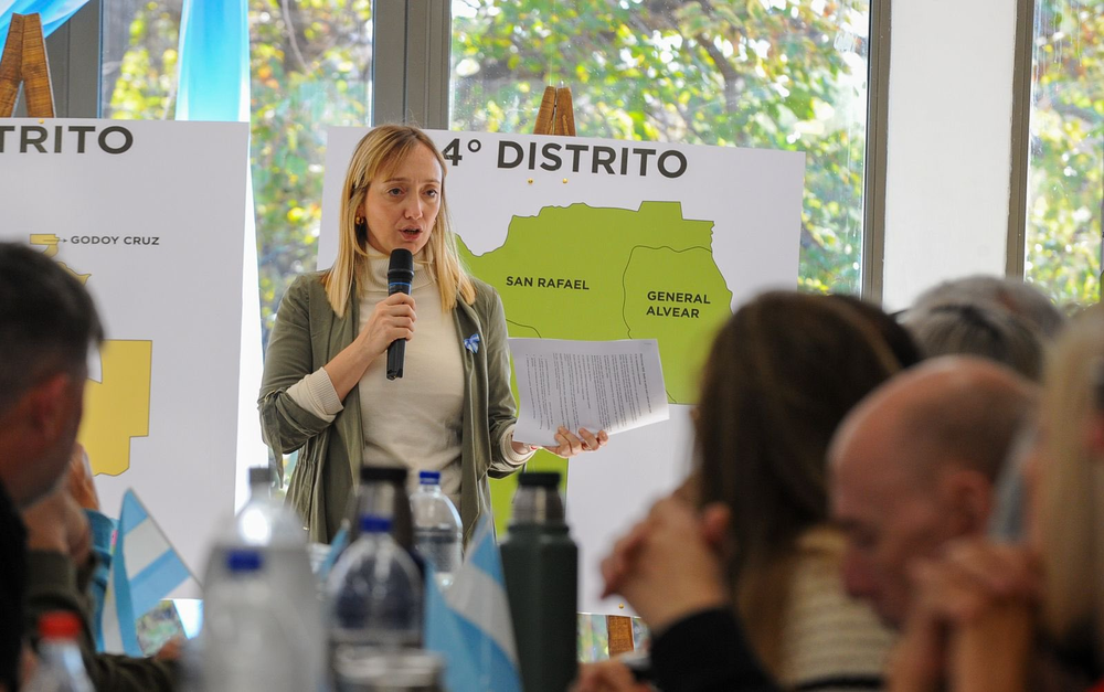Anabel Fernández Sagasti se reunió con más de 120 dirigentes de toda la provincia.
