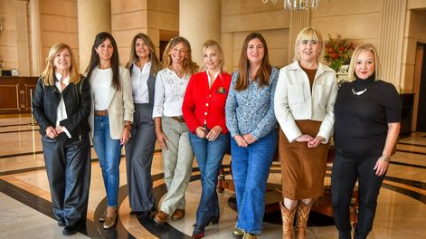 Nueva Comisión de A.MU.VA: Silvana Fourcade, Valeria Córdova, Cintia Gutiérrez, Patricia Sánchez Valkovic, Claudia Farina, Lorena Mulet, Fátima Villagra y Adriana Carrasco.