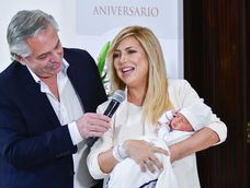 Alberto Fernández y Fabiola Yañez con su hijo recién nacido Francisco en el Hospital Otamendi. Foto archivo: Federico Lopez Claro.