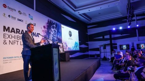 Marcelo Cacciola, tambien nacido en Argentina y radicado en los Emiratos Arabes Unidos, presente en el prelanzamiento de una serie de coleccionables deportivos digitales de Maradona. / Gentileza.