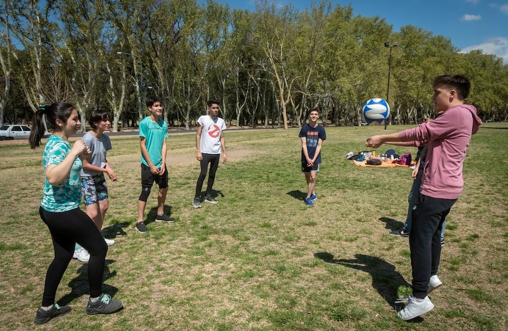 Un grupo de compañeros de la escuela técnica Pablo Nogués fueron los primeros en llegar al Parque General San Martín. Foto: Ignacio Blanco / Los Andes