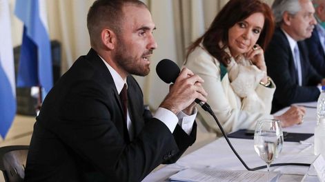 Los Andes | El 16 de abril, Guzmán lanzaba la primera oferta diciendo que no había más plata para otra oferta. A su lado estuvo la vicepresidenta Cristina Fernández.