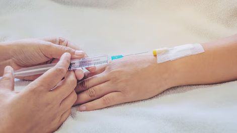 Otro laboratorio clausurado: detectan desvíos de calidad en suero para internados