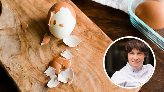 El vinagre y la sal son opcionales para pelar huevos. El baño de hielo no lo es.
