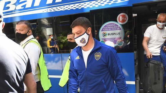 Sebastián Battaglia, DT de Boca, cuando llegó al hotel en el cual se alojará la delegación Xeneize. / José Gutiérrez (Los Andes).