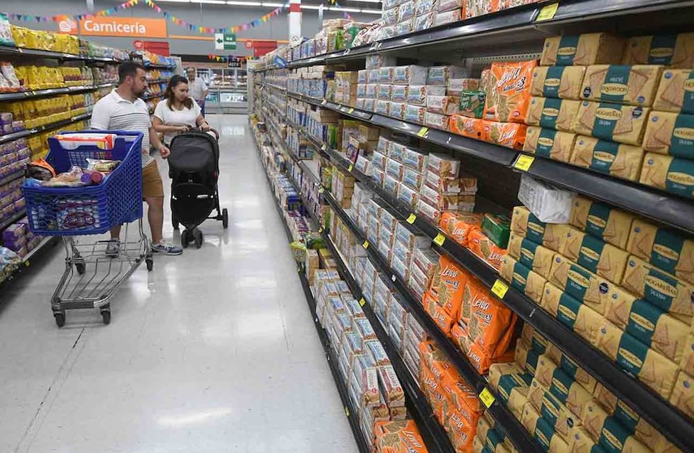 En un contexto de caída de ventas en los supermercados, se agudizan las promociones y el consumidor buscan las mejores opciones, con foco en el precio y en las marcas familiares. Foto: Los Andes
