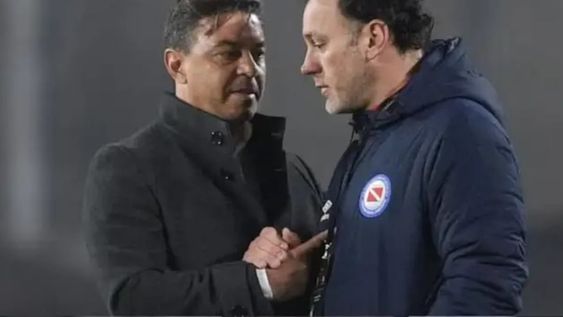Gallardo y Milito se conocen muy bien y hasta se sacaron chispas en un cruce de CONMEBOL #Libertadores: así se marcaban la cancha luego del 1-1 entre Argentinos y River en 2021 (el Millo ganó 2-0 en La Paternal y avanzó de ronda).