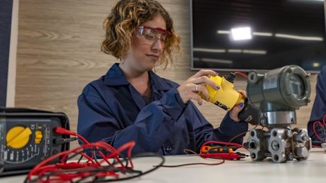 La Fundación YPF dictan cursos de formación técnica gratuitos, con prácticas presenciales, en Mendoza. Foto: YPF