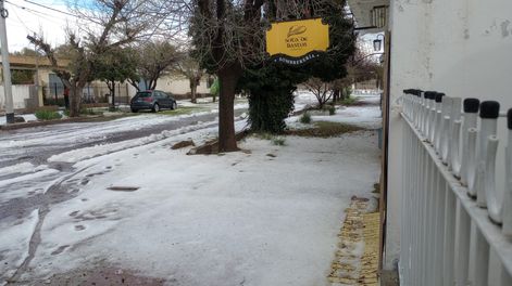 Casi como una postal de nevada, así amanecieron las calles de La Consulta, San Carlos.