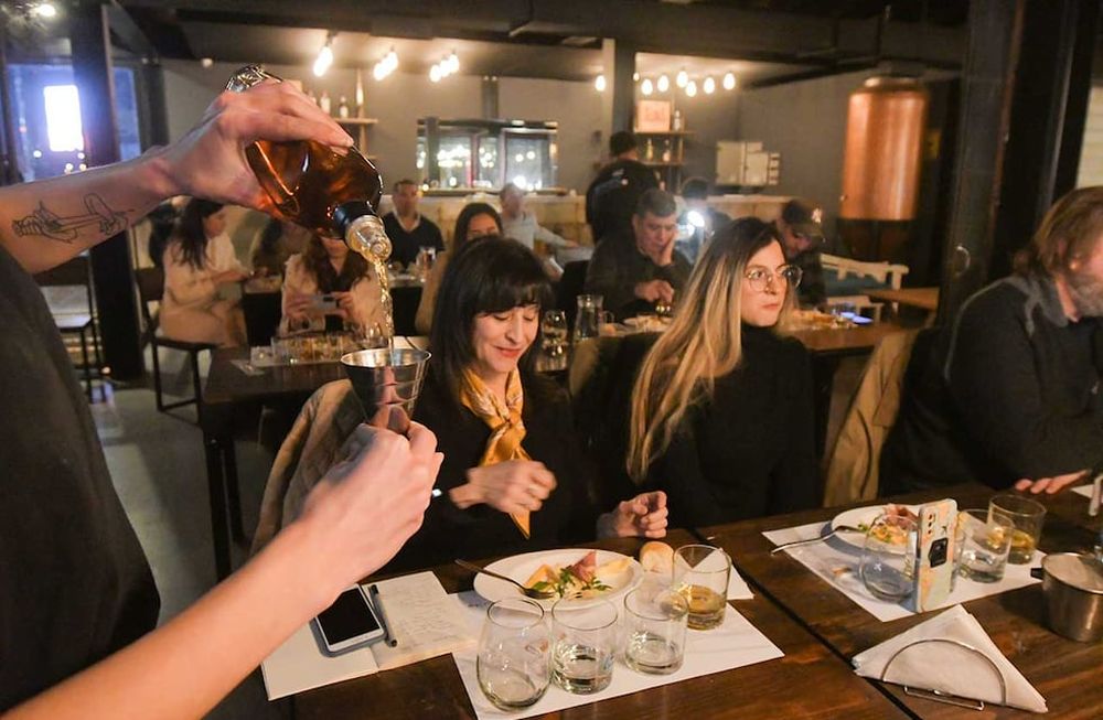 Decenas de mendocinos se sumaron a la cata organizada por Guarda 14 para conocer detalles del mundo del whisky.| Foto: José Gutiérrez / Los Andes
