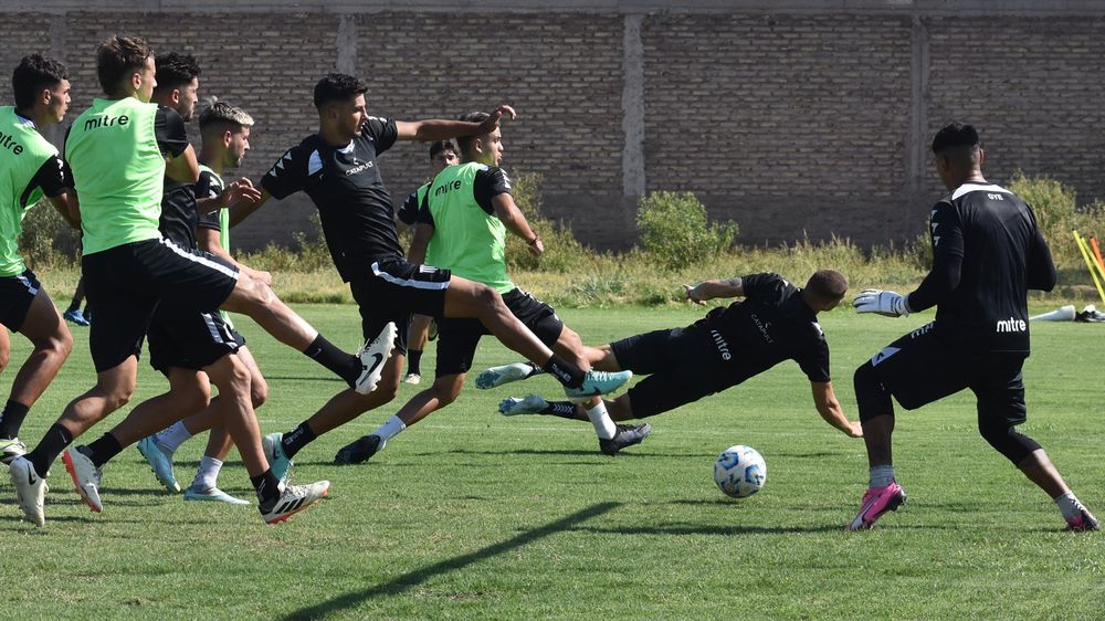 Gimnasia y Esgrima entrenó en su predio de cara al debut en la temporada 2025 ante Estudiantes de Río Cuarto. / Gentileza: Prensa GyE.&nbsp;