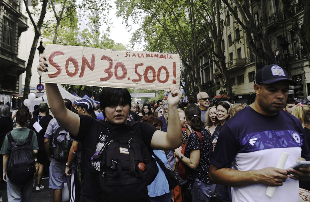 En el marco de la movilización a 49 años del golpe militar. Organismos de Derechos Humanos (Madres, Abuelas, HIJOS, Encuentro Memoria, Verdad y Justicia) marcharon junto a sindicatos y partidos políticos.