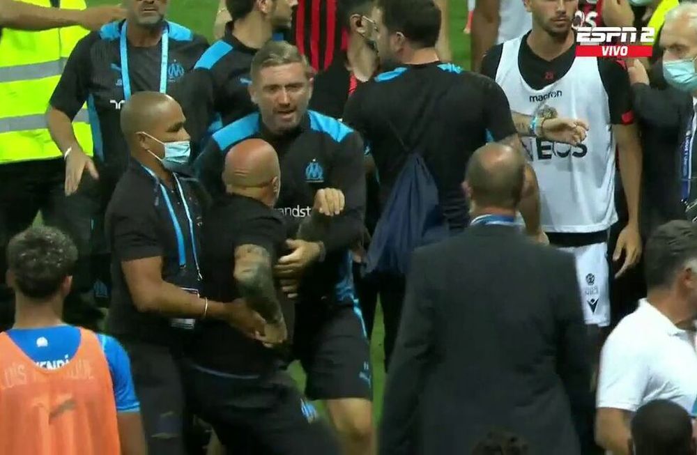 Sampaoli descontrolado tras la agresión que recibieron sus jugadores. / Gentileza.
