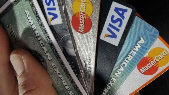 Uno de los dos impuestos que pesan sobre las compras en el extranjero, o de servicios del foráneos, pasó de 35% a 45% y encarece el precio de la moneda estadounidense.  (AP)