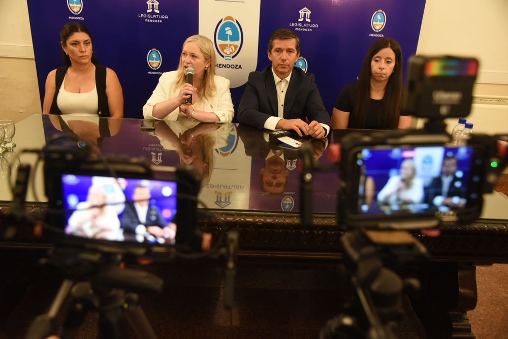 La vicegobernadora, Hebe Casado y el presidente de la Cámara de Diputados, Andrés Lombardi.