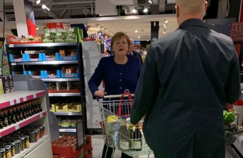 Angela Merkel comprando en el supermercado cuando era Canciller de Alemania. / Foto: Gentileza