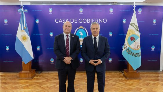 El gobernador Alfredo Cornejo recibió al embajador de Canadá en Argentina, Stewart Wheeler.