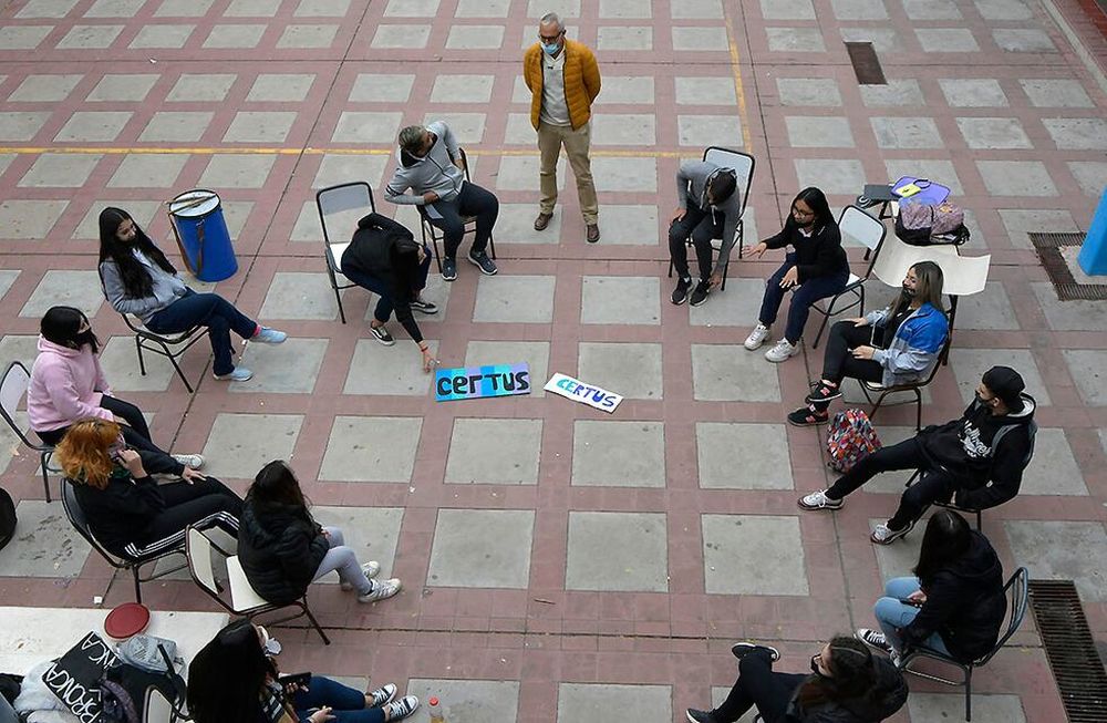 Si continúan los días fríos, se complicará la actividad al aire libre. Ayer, muchos padres se quejaron porque las aulas no tenían la calefacción encendida. Foto: Orlando Pelichotti / Los Andes