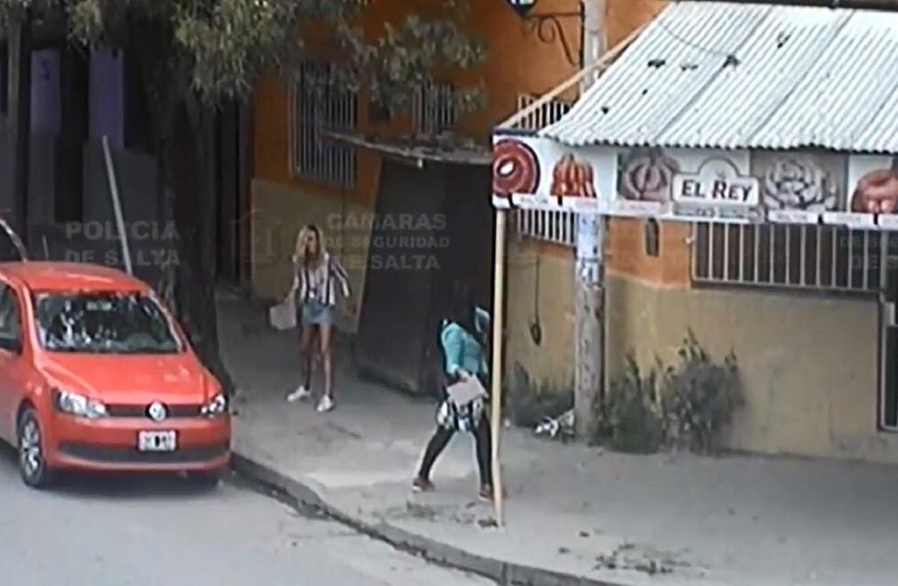 Video: dos mujeres se tiraron con baldosas en la puerta de un hotel alojamiento