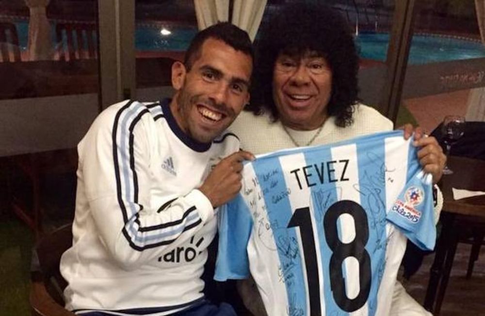 La Mona Jiménez visitó a Tevez en el búnker del plantel argentino