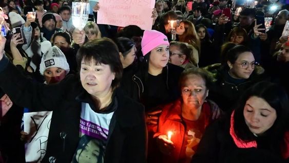 Masiva marcha en Chaco en reclamo de justicia por Cecilia Strzyzowski, encabezada por la madre de la joven desaparecida. Foto: Foto Marcela Carroll / Clarín