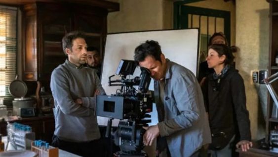 Los Renacidos es un policial protagonizado por Marco Antonio Caponi y dirigido por el mendocino Santiago Esteves. La película es una de las cinco que se están rodando en Mendoza con cash rebate y usa por primera vez en Argentina una cámara que imita al ojo humano.