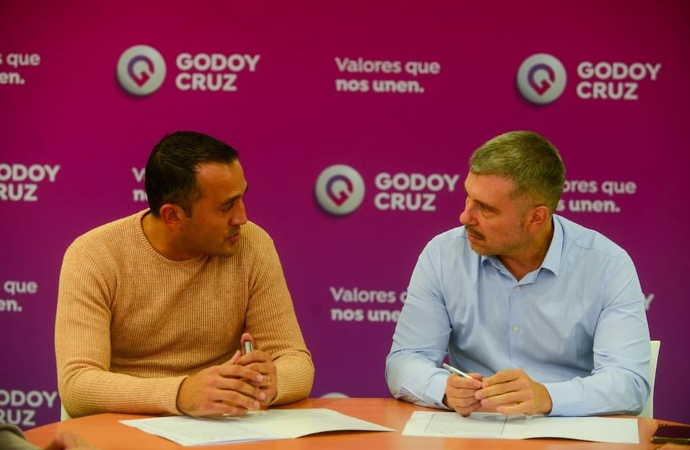 El intendente Diego Costarelli, firmó un convenio con el presidente de la Asociación Civil Árbitros Mendocinos Asociados (ACAMA), Fernando Espinoza.